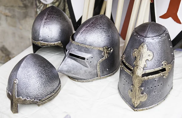 Oude middeleeuwse helmen — Stockfoto