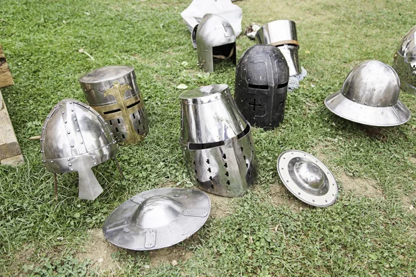 Velhos capacetes medievais — Fotografia de Stock