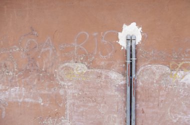 Eski bir duvarda boru