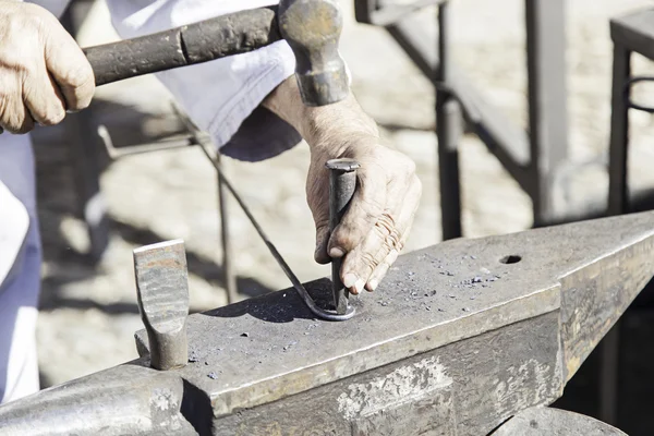 Hammare och städ till forge — Stockfoto