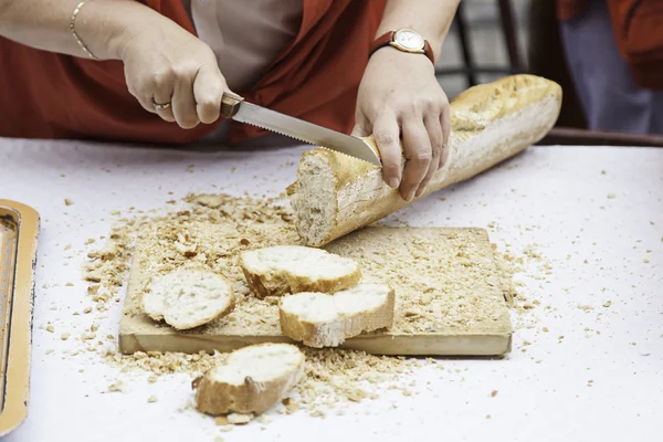 Cutting bread in a shop — Stock Photo, Image
