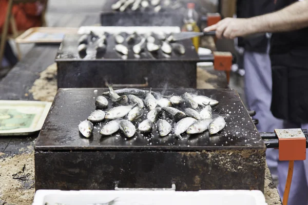 Gegrilde sardines, gegrilde met zout — Stockfoto