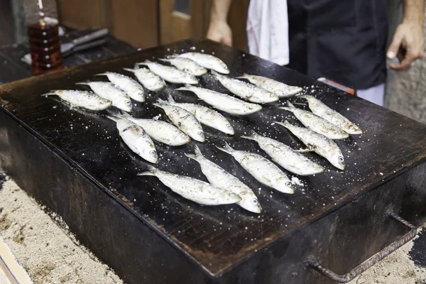 Gegrilde sardines, gegrilde met zout — Stockfoto