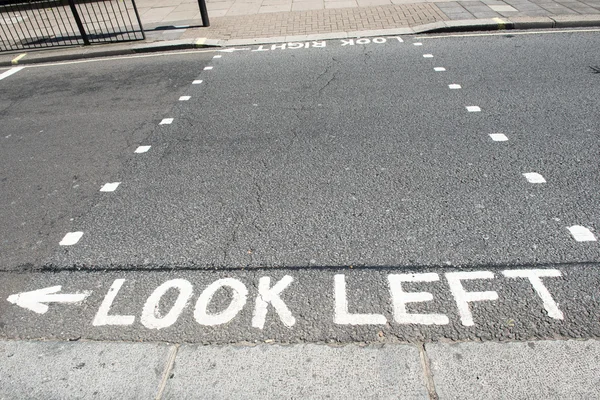 Mira a la izquierda y mira a la derecha en Londres —  Fotos de Stock