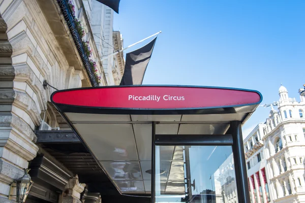 Ônibus em Piccadilly Circus em Londres — Fotografia de Stock