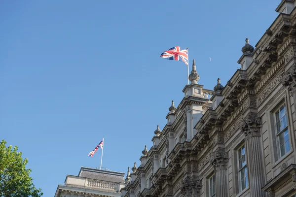 Drapeau d'Angleterre au sommet d'un bâtiment — Photo