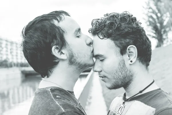Gay pareja besos — Foto de Stock