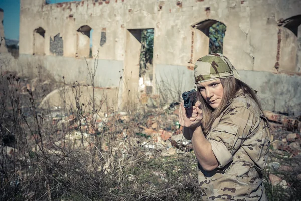 Военная девушка — стоковое фото