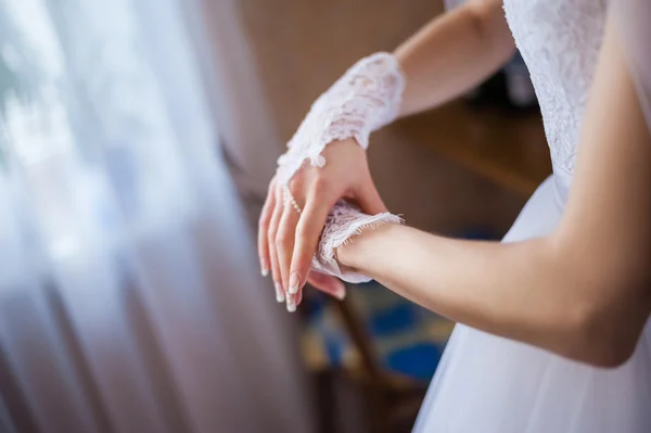 Guanti da sposa a portata di mano — Foto Stock