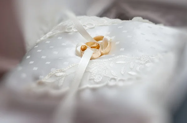 クッションの上の結婚指輪 — ストック写真