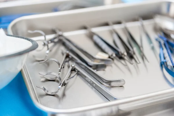 Instrumentos y herramientas quirúrgicas — Foto de Stock