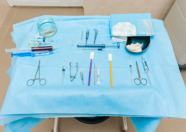 Instrumentos y herramientas quirúrgicas — Foto de Stock