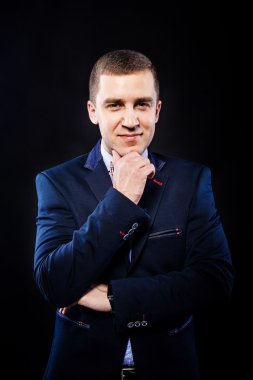 Takım elbiseli genç moda adam 