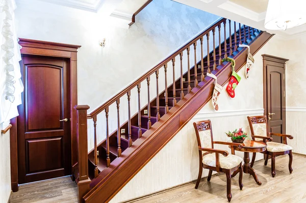 Escadas de madeira no corredor — Fotografia de Stock