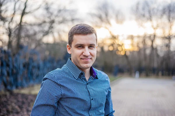 Y un tipo con camisa azul —  Fotos de Stock