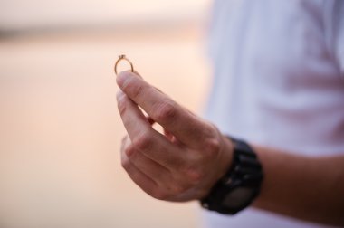 adam bir evlenme teklifi yapar