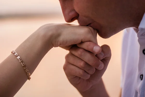 Man kissing woman's hand — Stock Photo, Image