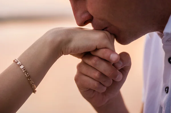 Kussen vrouw hand man — Stockfoto