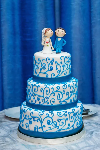 Yeni evli heykelciği ile düğün pastası — Stok fotoğraf