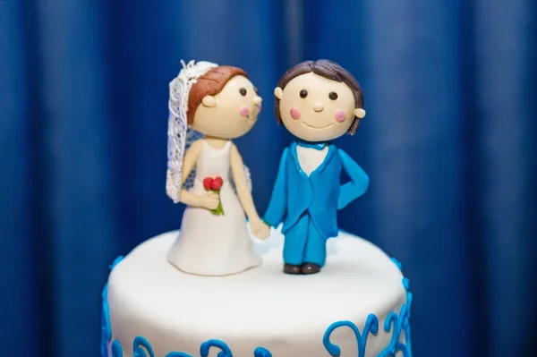 Yeni evli heykelciği ile düğün pastası — Stok fotoğraf