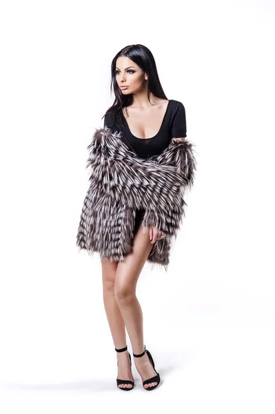 Brunette woman  in a fur coat — Stock Photo, Image