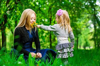 Anne ve küçük kızı yeşil park 