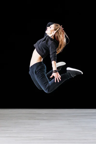 Hip-hop dancer posing in dance studio — Stock Photo, Image