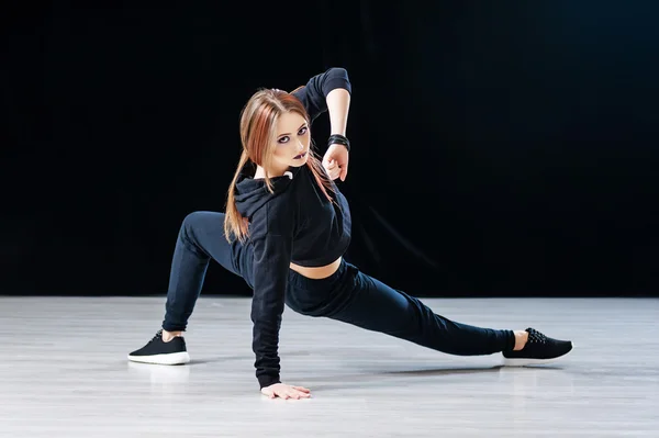 Danseuse hip-hop posant en studio de danse — Photo