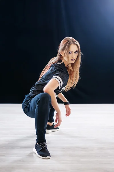 Hip-hop dancer posing in dance studio — Stock Photo, Image