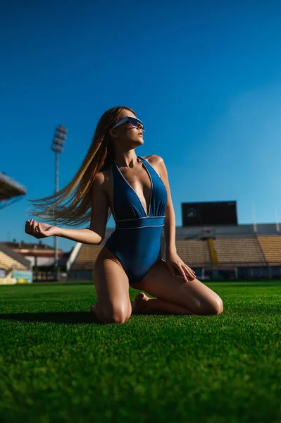 Lang Haar Aantrekkelijke Blonde Een Blauw Badpak Het Voetbalveld — Stockfoto