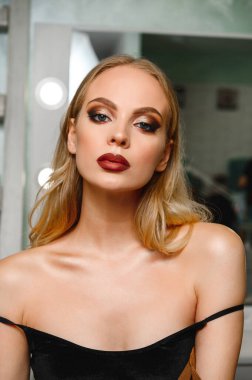 Muhteşem makyajlı çekici bir sarışın.