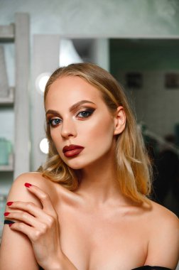 Muhteşem makyajlı çekici bir sarışın.