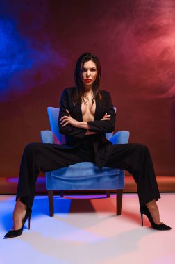 Koltukta takım elbiseli çekici bir iş kadını.