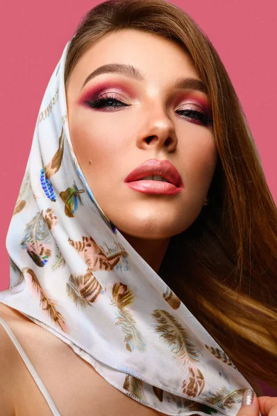 Fille Mode Attrayante Dans Une Écharpe Avec Maquillage Rose Vif — Photo
