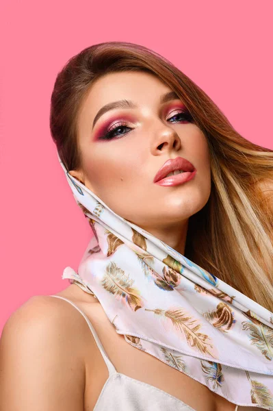 Chica Atractiva Moda Una Bufanda Con Maquillaje Rosa Brillante — Foto de Stock