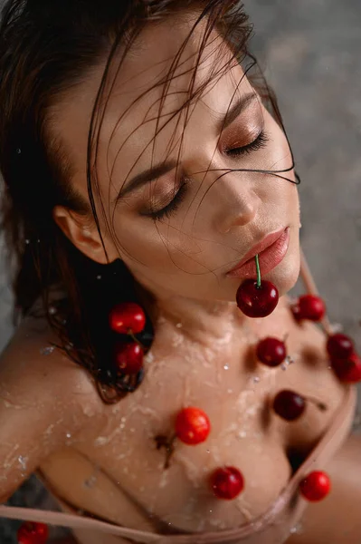 Retrato Beleza Modelo Com Cerejas Voadoras — Fotografia de Stock