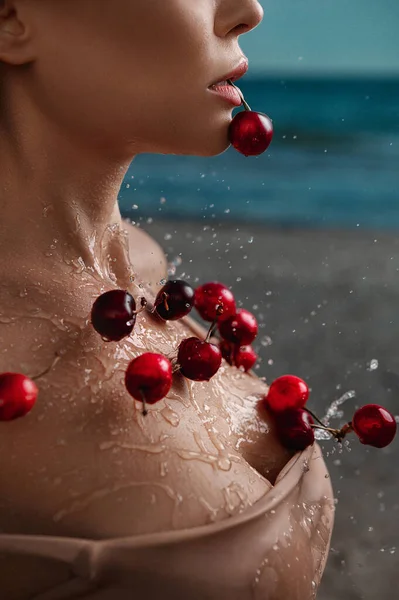 Retrato Belleza Modelo Con Cerezas Voladoras —  Fotos de Stock