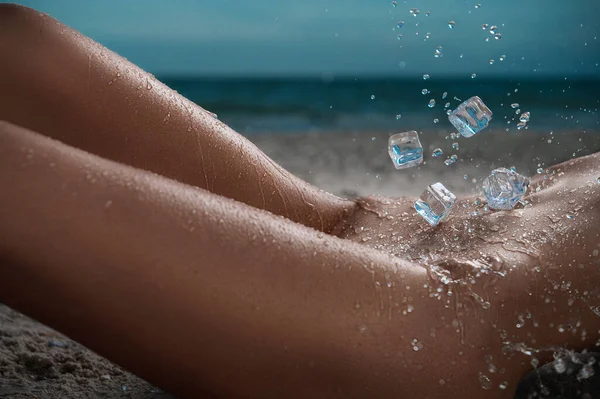 Fallende Eiswürfel Auf Einem Perfekten Nackten Weiblichen Körper Der Strand — Stockfoto