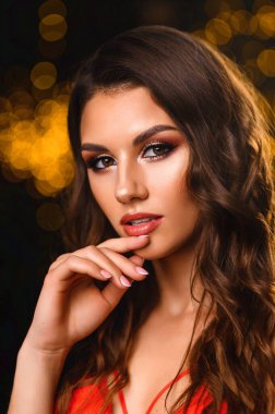 Çekici esmer, güzel makyajlı ve kırmızı iç çamaşırlı.