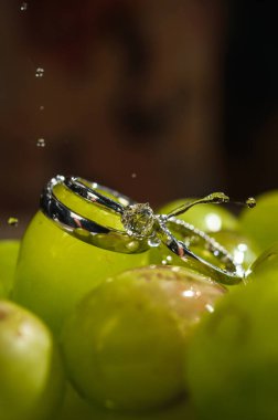 Yeşil üzümlü ve sulu gümüş alyanslar.