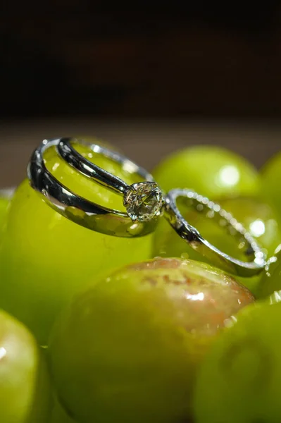 Srebrne Obrączki Zielonych Winogronach Kroplami Wody — Zdjęcie stockowe