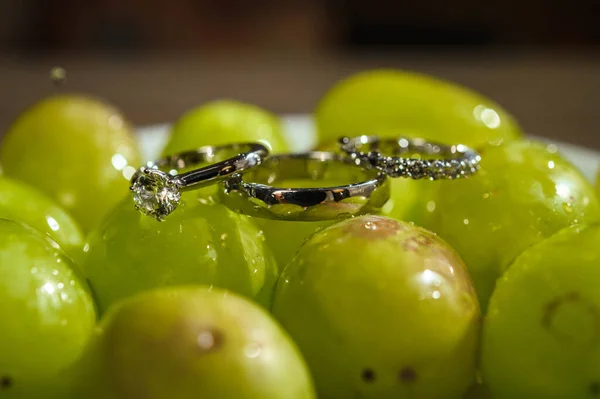 Silver Wedding Rings Green Grapes Water Drops — Stock Photo, Image