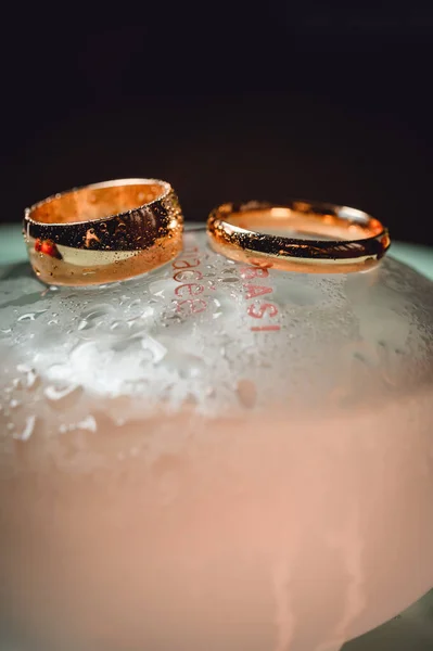 Anillos Boda Cerca Una Botella Perfume Con Gotas Salpicaduras — Foto de Stock