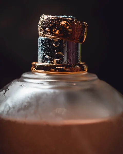 Anéis Casamento Perto Uma Garrafa Perfume Com Gotas Salpicos — Fotografia de Stock