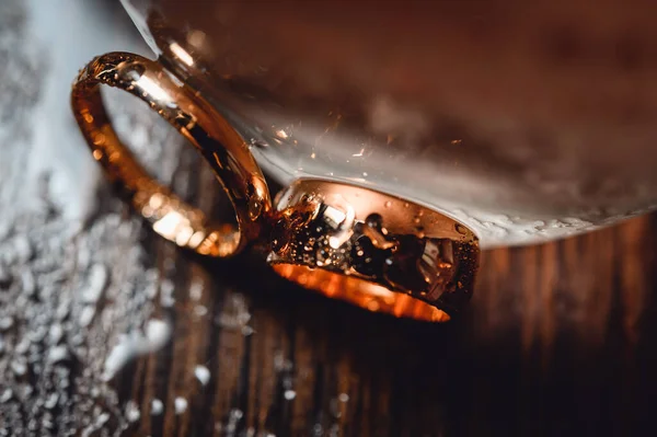 Trauringe Neben Einer Flasche Parfüm Mit Tropfen Und Spritzern — Stockfoto