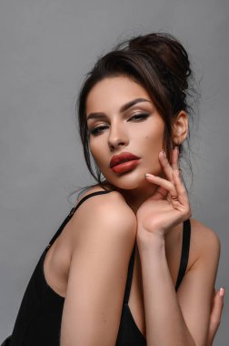 Çekici ve seksi esmer saç stili ve makyajlı.