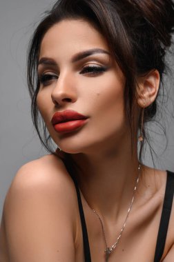 Çekici ve seksi esmer saç stili ve makyajlı.