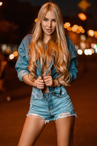 Rubia Pantalones Cortos Mezclilla Chaqueta Mezclilla — Foto de Stock