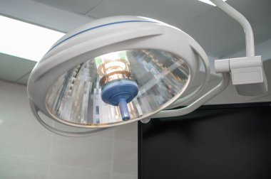 Bir yansıtıcı ameliyat lambası