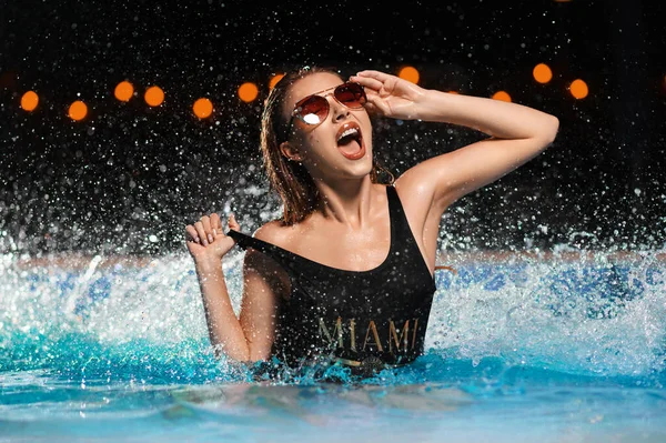 Une Fille Dans Piscine Eau Éclaboussante — Photo